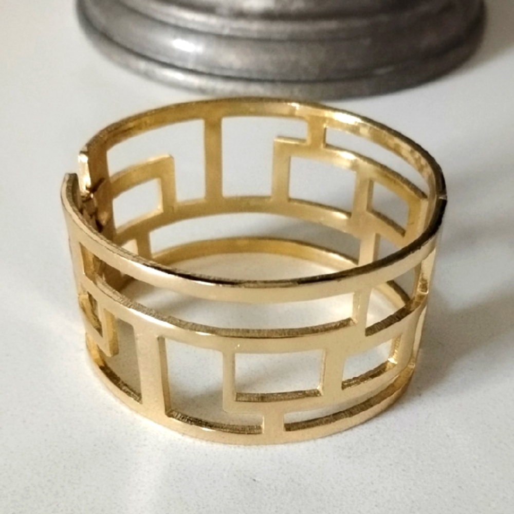 Elegant Gold Geometric Bracelet